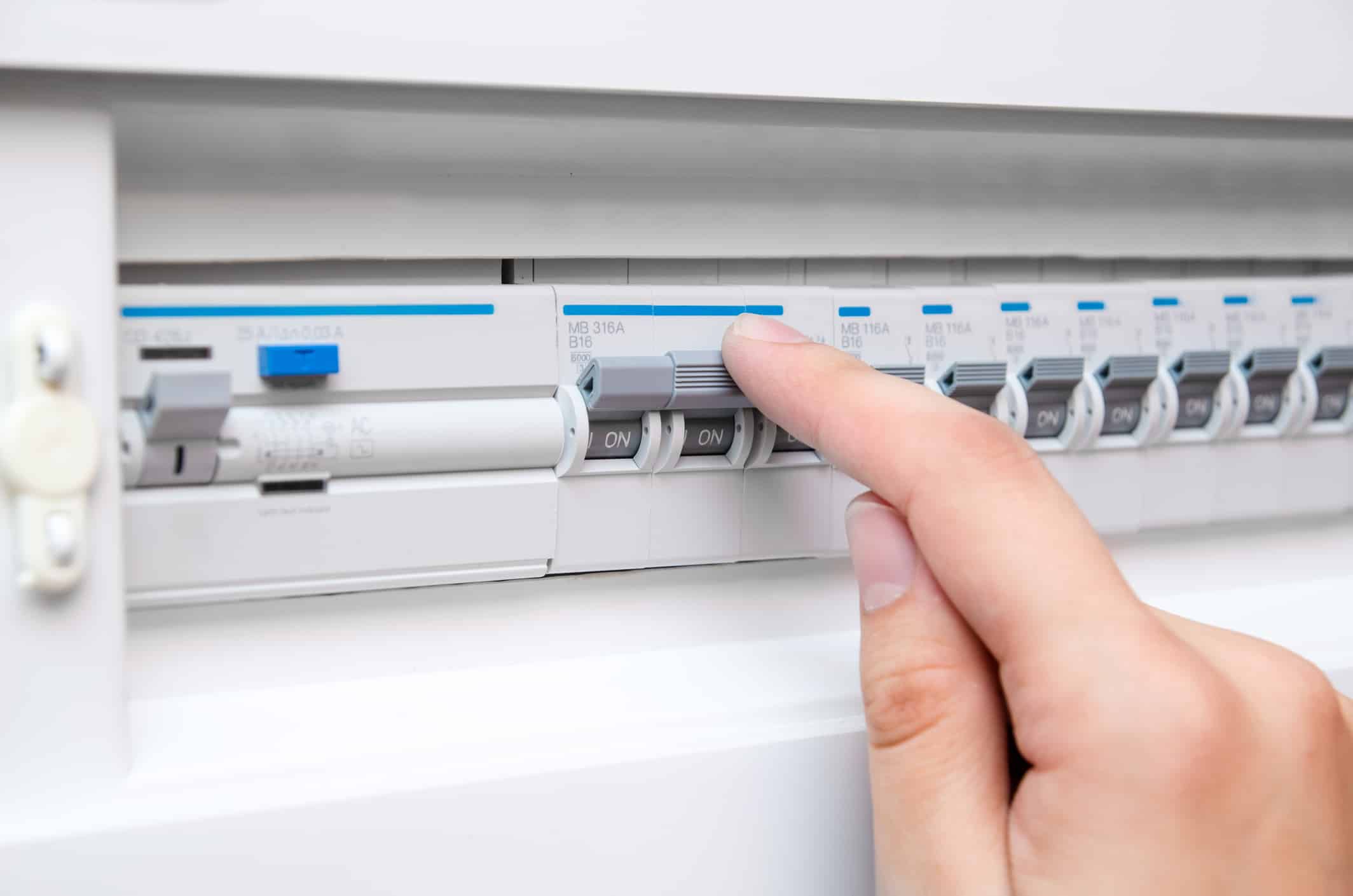 Compteur Linky Et Disjoncteur Différentiel AGCP : le branchement électrique entre compteur et disjoncteur